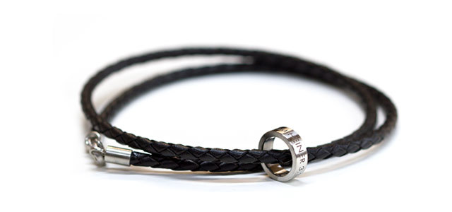 Ringanhänger für Männer in Edelstahl und Leder Ringanhänger für Männer in Edelstahl und Leder