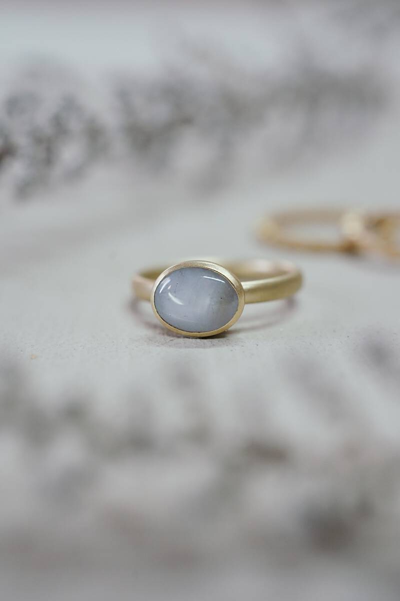  FINGERGLÜCK - Ring mit Sternsaphir in edlem Gold