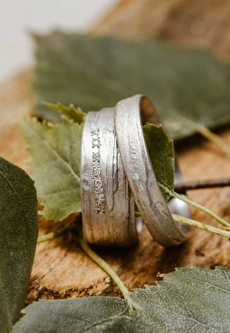 FINGERGLÜCK – Ringe aus Birkenzweigen und Birkenrinde FINGERGLÜCK – Ringe aus Birkenzweigen und Birkenrinde